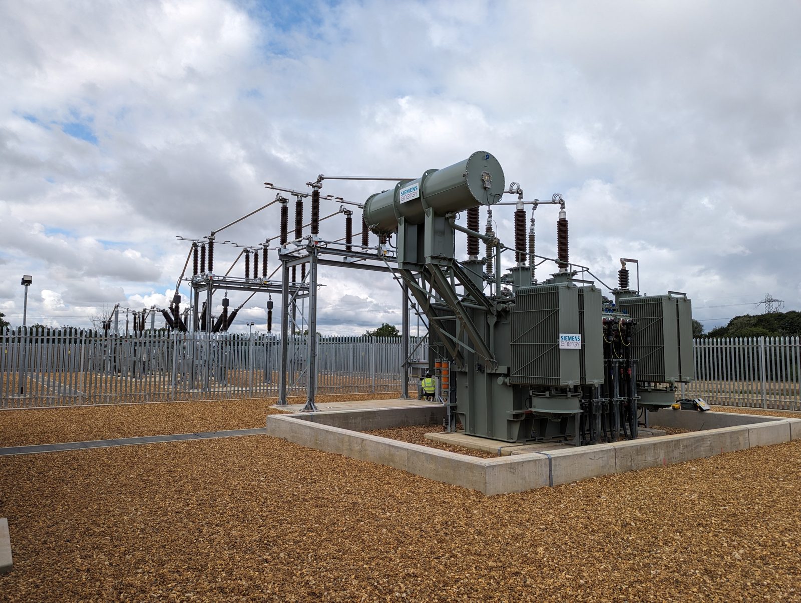 Outdoor high-voltage substation with power transformer